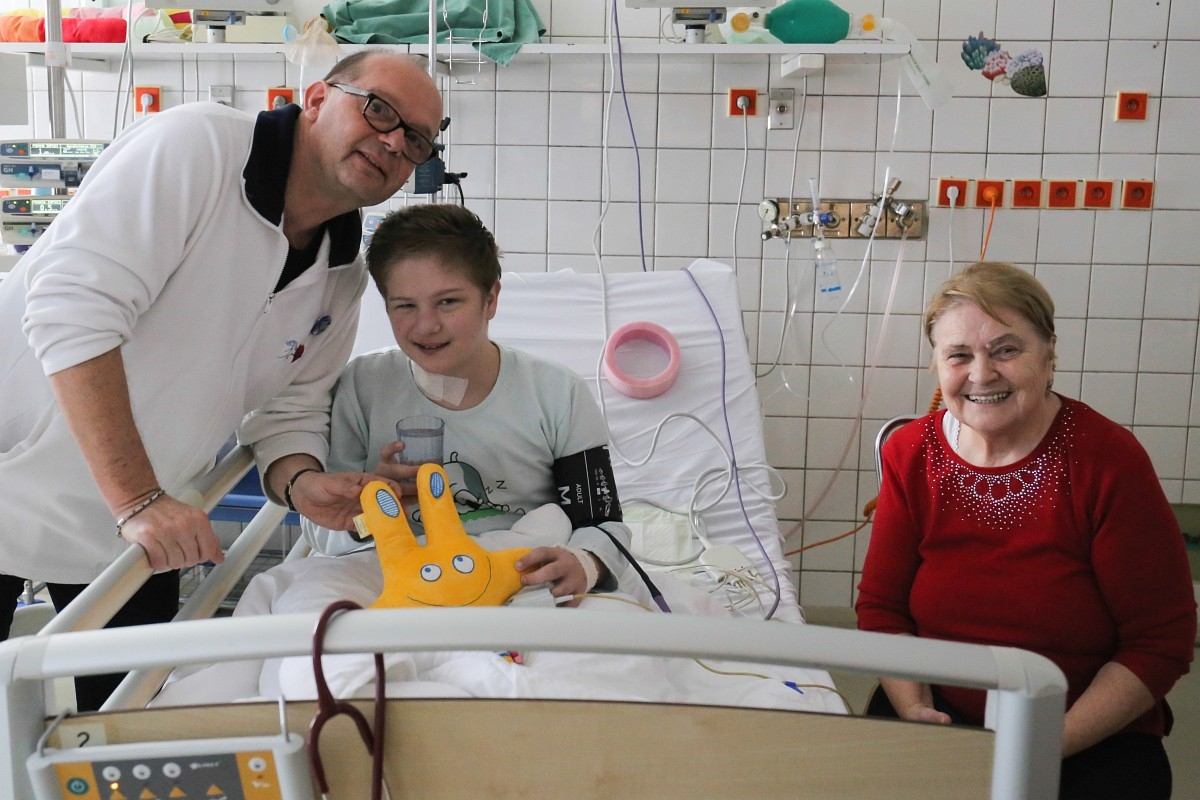 Malým pacientom DKC pomáhajú kiwanis bábiky